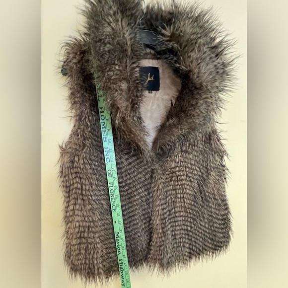 Jack Faux Fur Vest - Picture 7 of 11